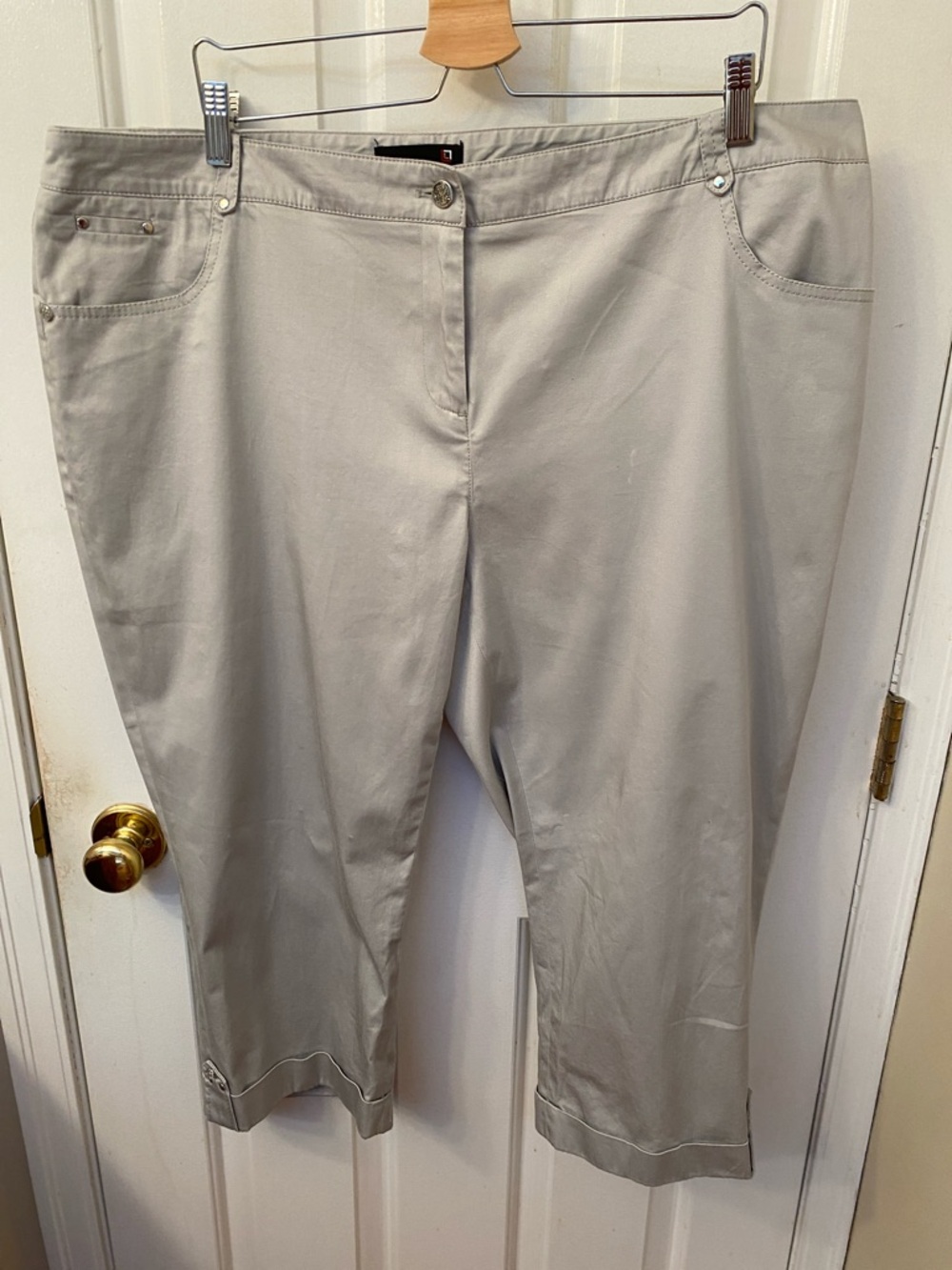 Plus-Size Cropped Stretch Pants in Light Gray